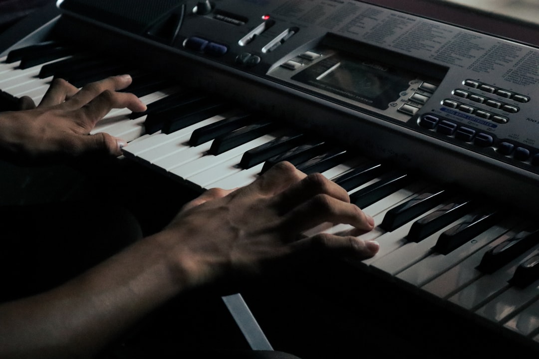 Photo Adult playing piano